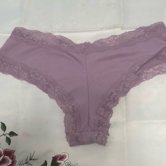 Cheeky LG Victoria Secret - Picture 3 of 6